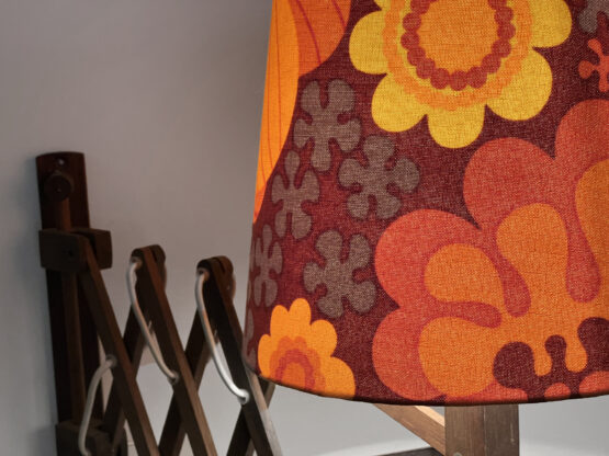 Wall lamp/scissor lamp in dyed pine wood from Translandia. Shade with "Folklore" print by Göta Trädgårdh. Denmark 1960s - Image 4